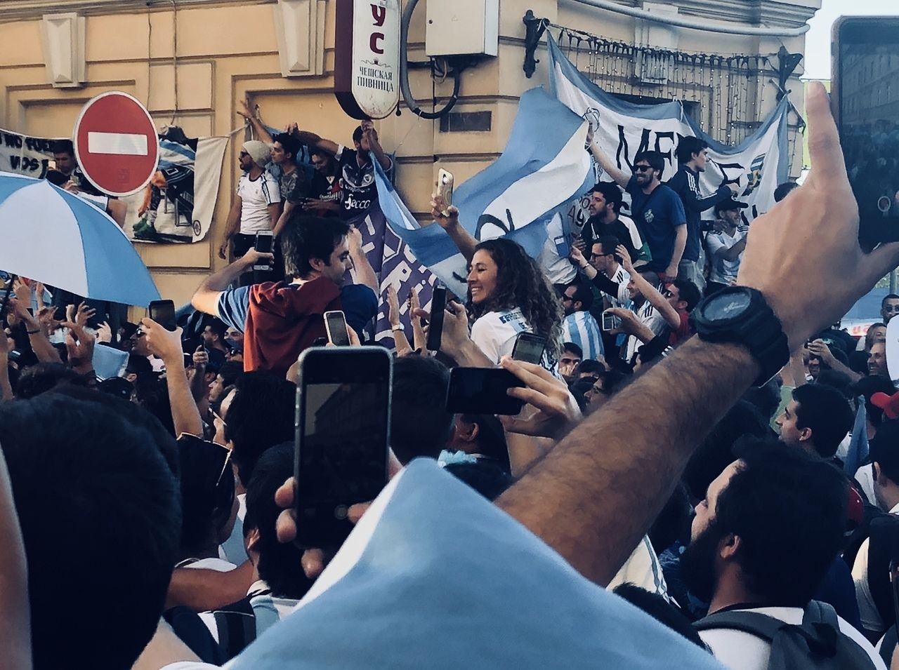 Болельщики собрались под окнами национальной команды Аргентины