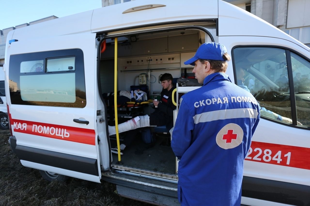 Сотрудники скорой два часа боролись за жизнь полицейского в Петербурге, но  спасти так и не смогли