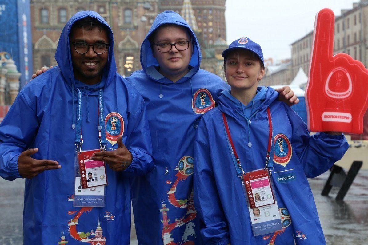 Провести чемпионат мира по футболу в Северной столице помогают две тысячи добровольцев.