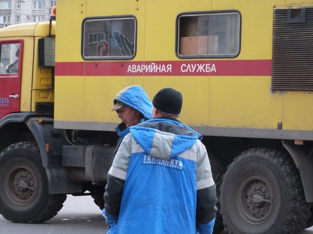 На проспекте Наставников, где лился кипяток, локализовали прорыв трубы