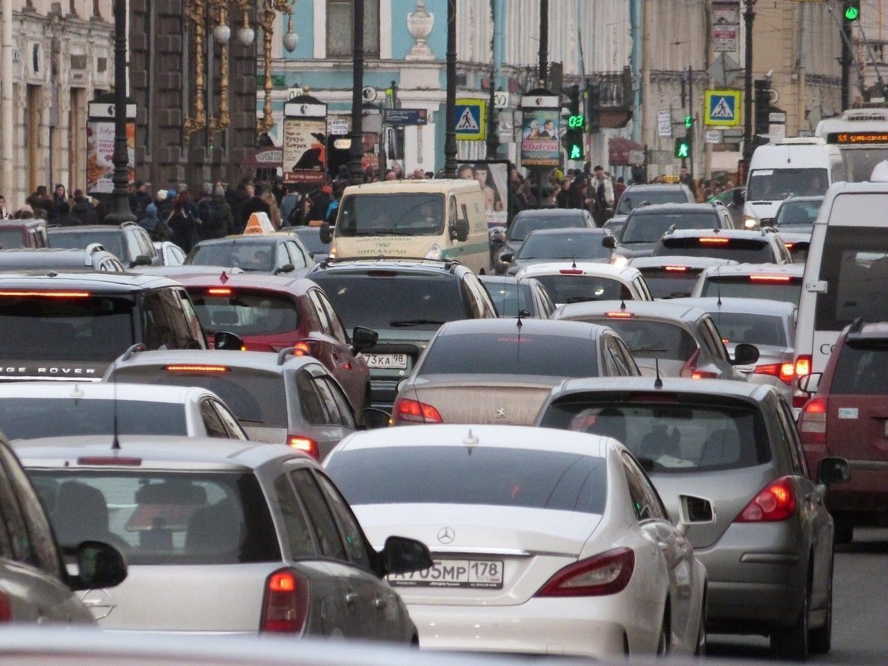 В Петербурге на три дня ограничат движение по Поклонногорской улице 