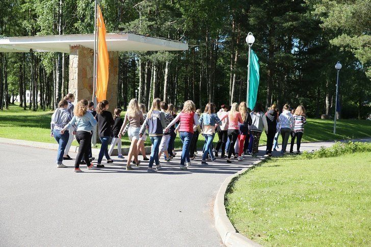 Дети живут в грязном здании с плохой сантехникой