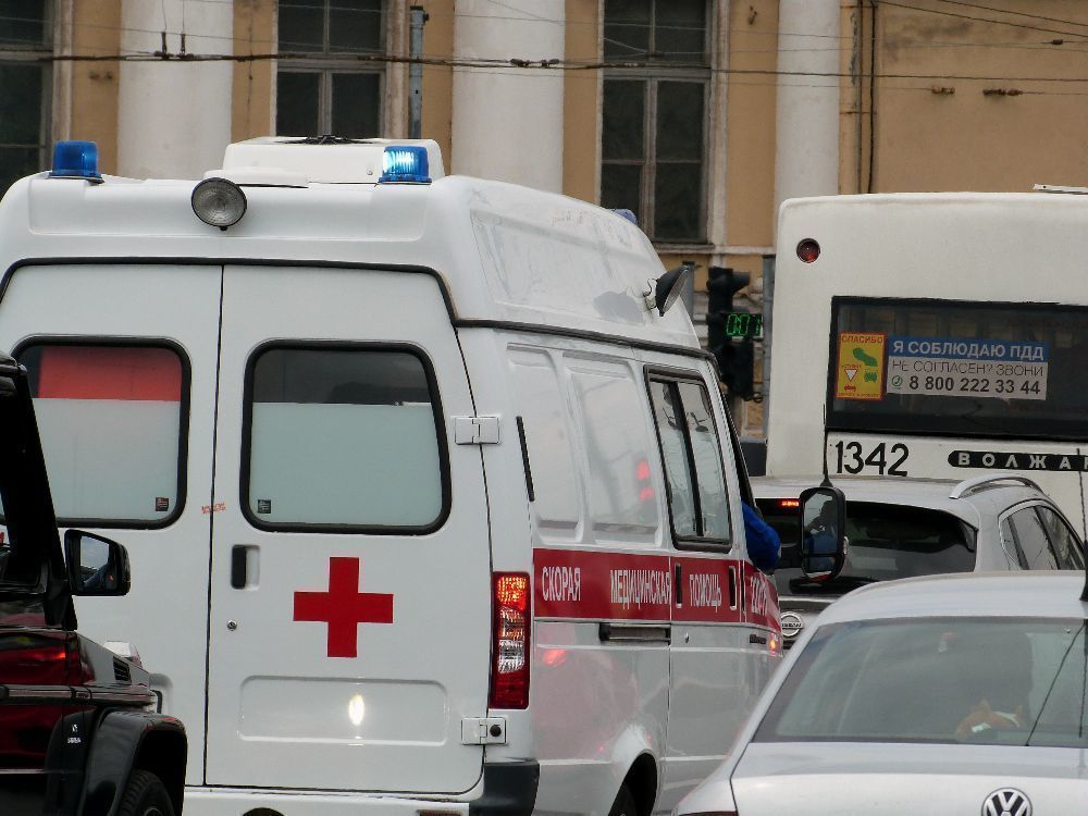 Маленький ребенок выпал из окна в Колпино, мальчик в больнице 