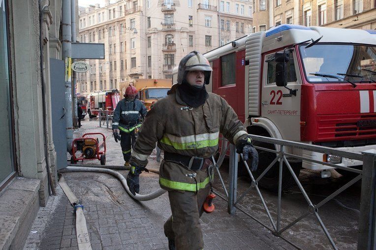 Во время пожара на Смоленской набережной эвакуировали 5 человек