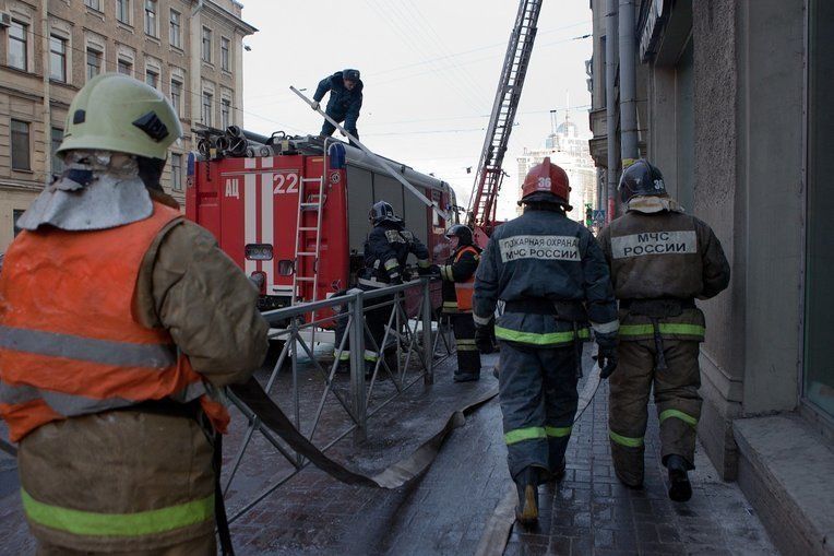 Спасатели потушили пожар в Колпинском районе