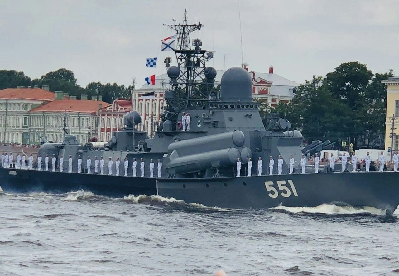 По Неве прошли несколько десятков кораблей и катеров