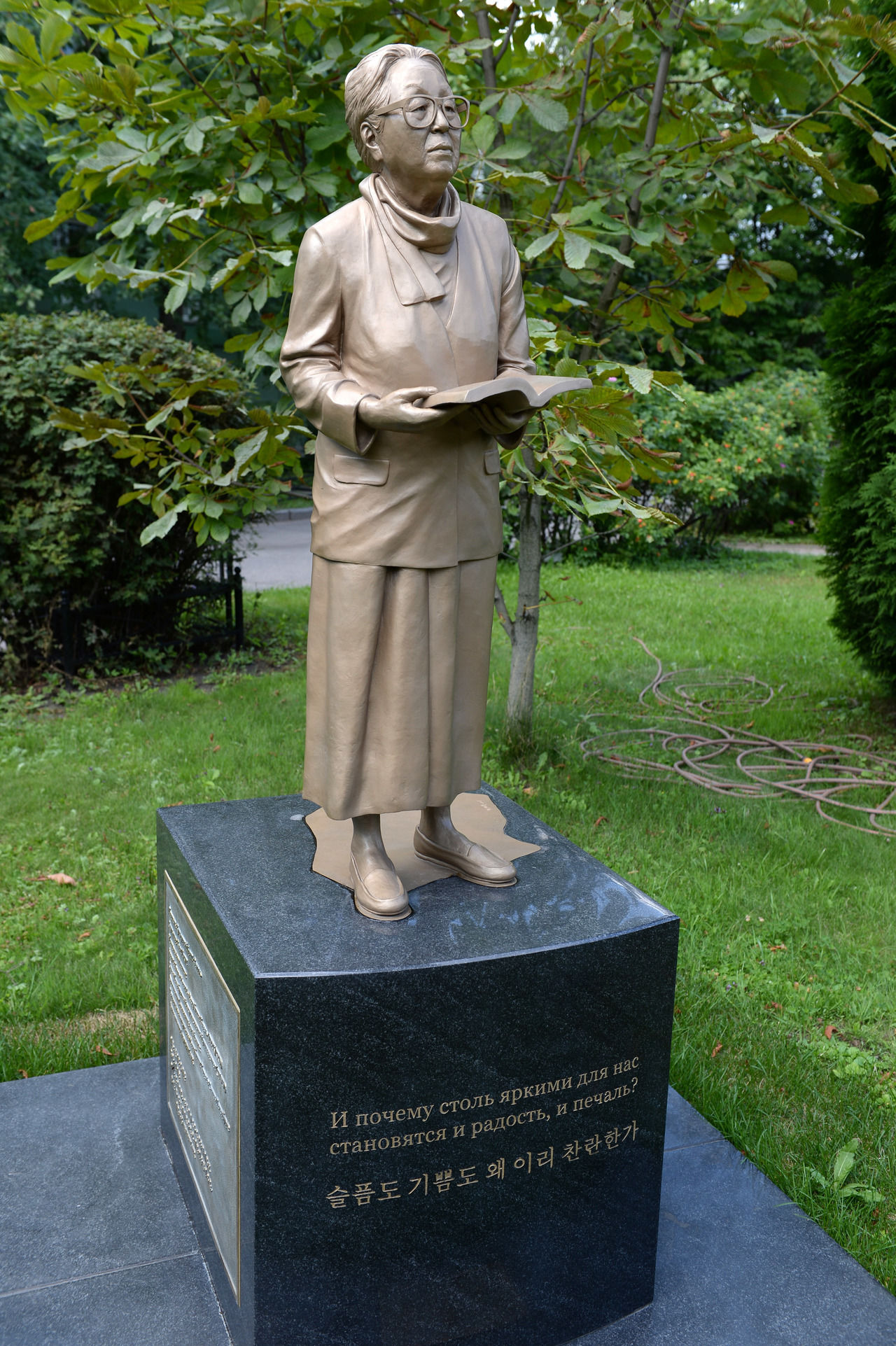 Памятник корейской писательнице Пак Кен-Ри