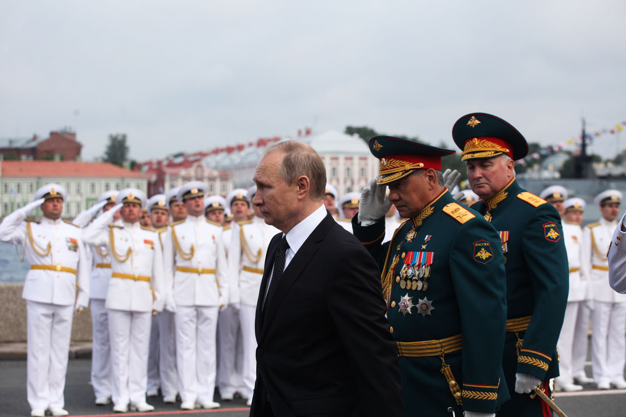 Владимир Путин и Сергей Шойгу посетили Петропавловскую крепость в Петербурге