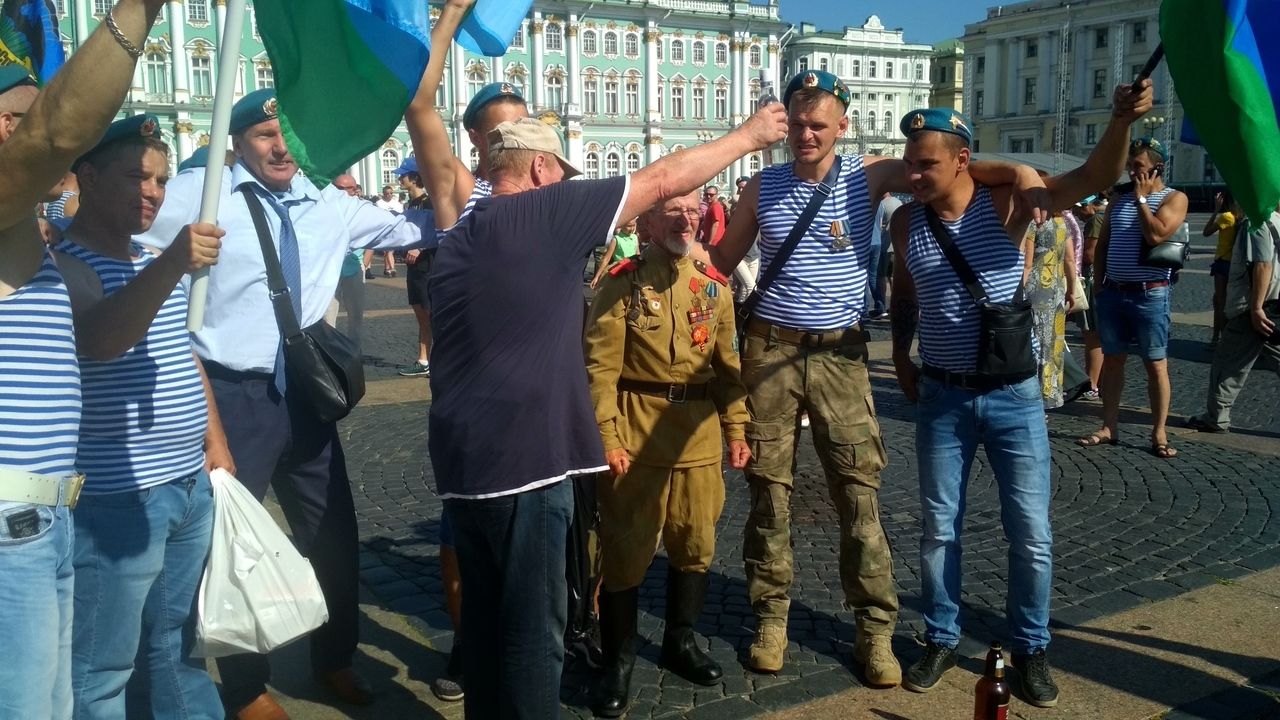 На Дворцовой начали собираться ветераны ВДВ 