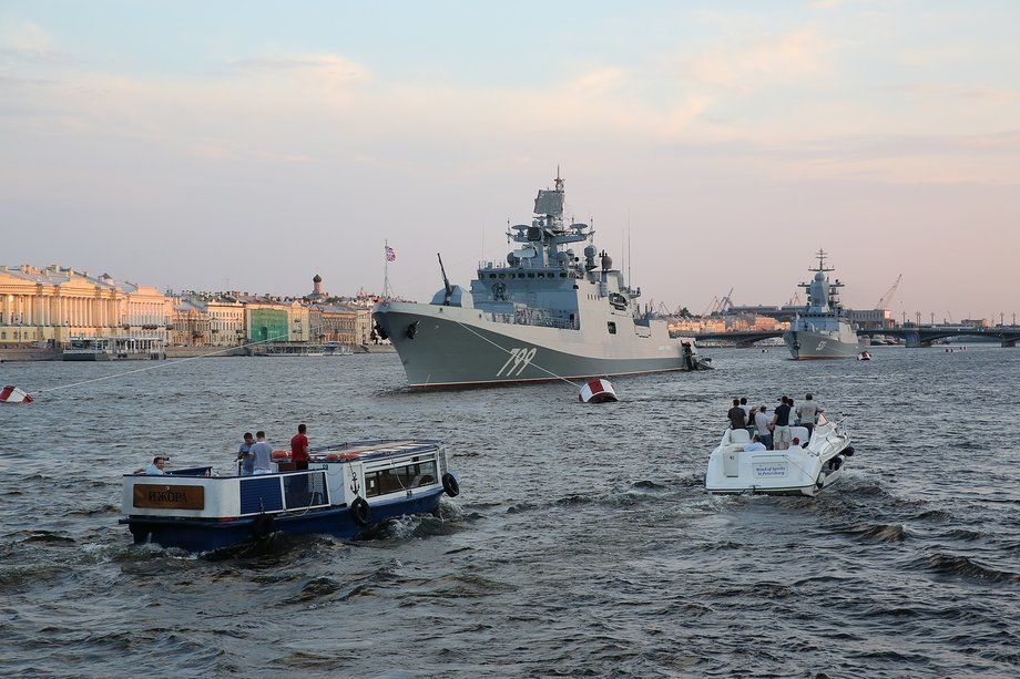 Впервые россияне смогли понаблюдать за работой морской военной полиции во время Главного военно-морского парада 