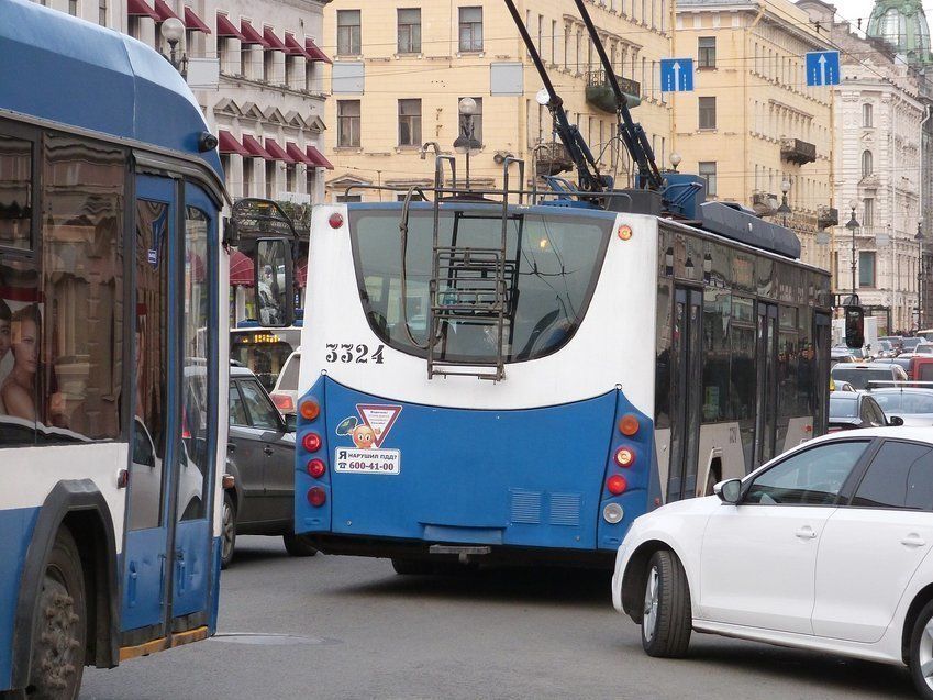 Троллейбусы изменили движение из-за аварии на теплотрассе