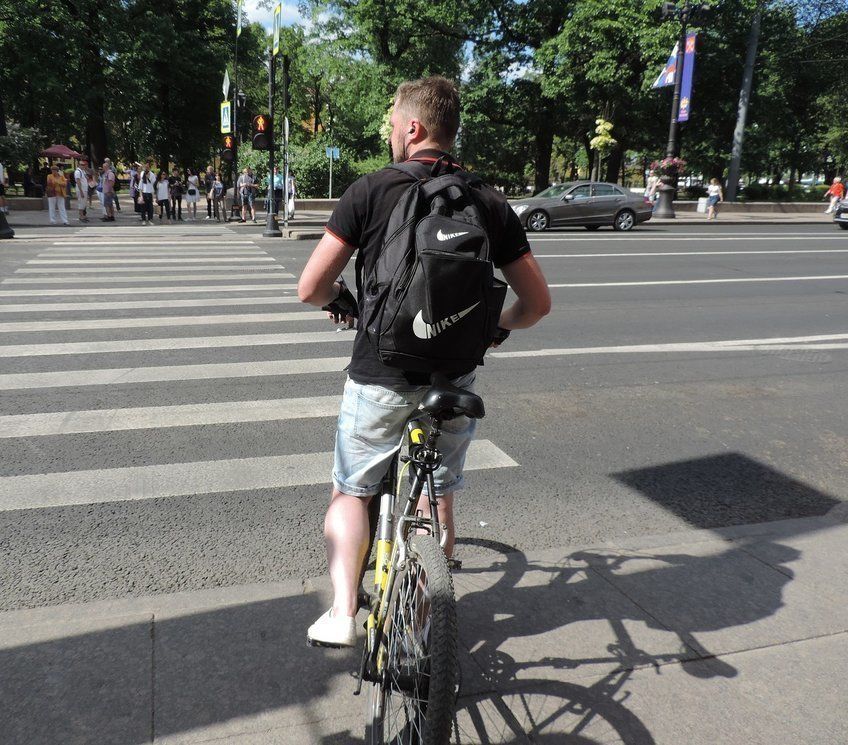 Велосипедисты СПБ. На велосипеде по Санкт Петербургу. В питере велосипедист врезался