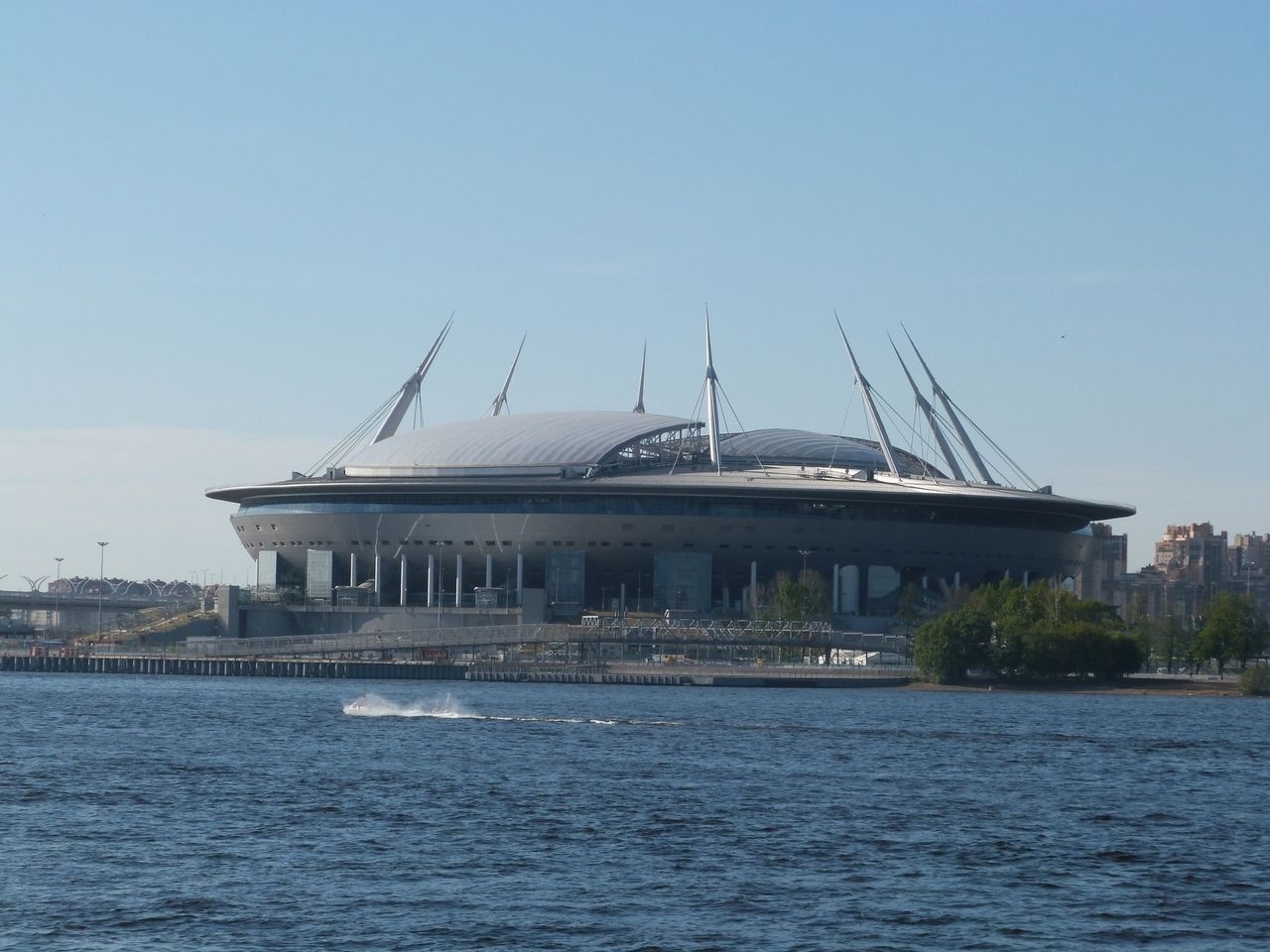 Футбольное поле со стадиона «Санкт-Петербург» выкатили на открытый воздух.