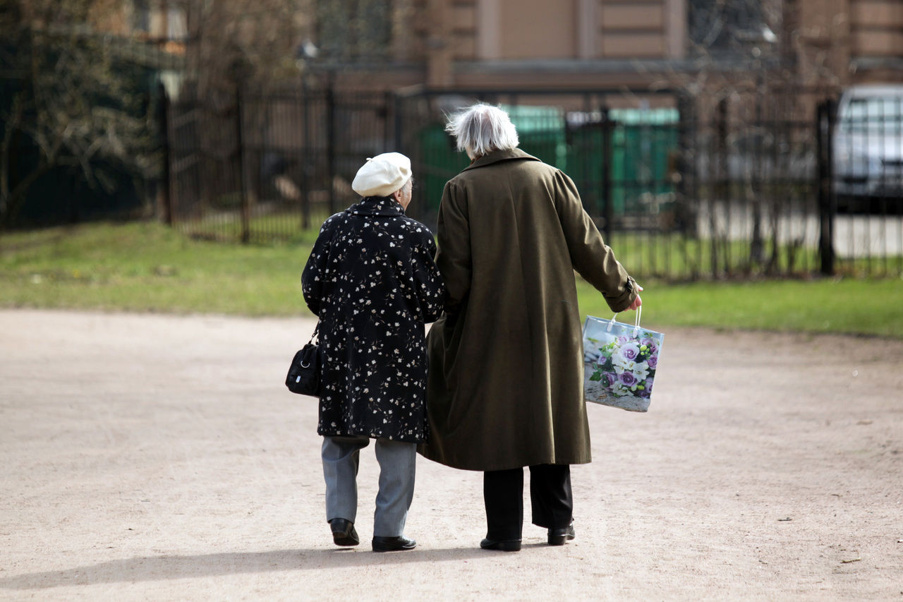 По словам эксперта, в России дефицит Пенсионного фонда растет, в то время как пенсии совсем не высокие