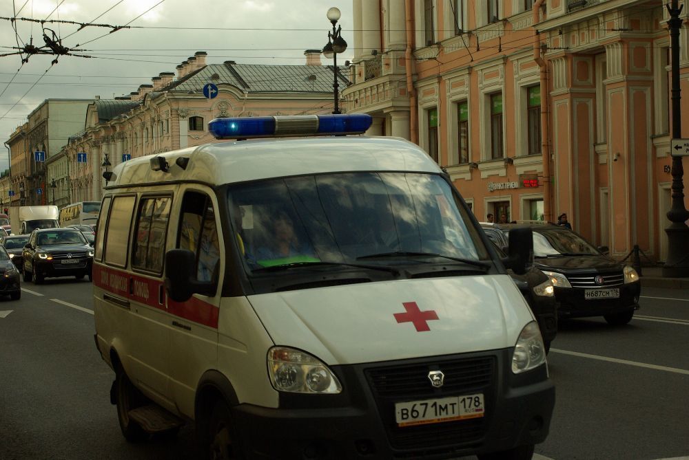 В петербургскую больницу привезли маленькую девочку, выпавшую из окна 