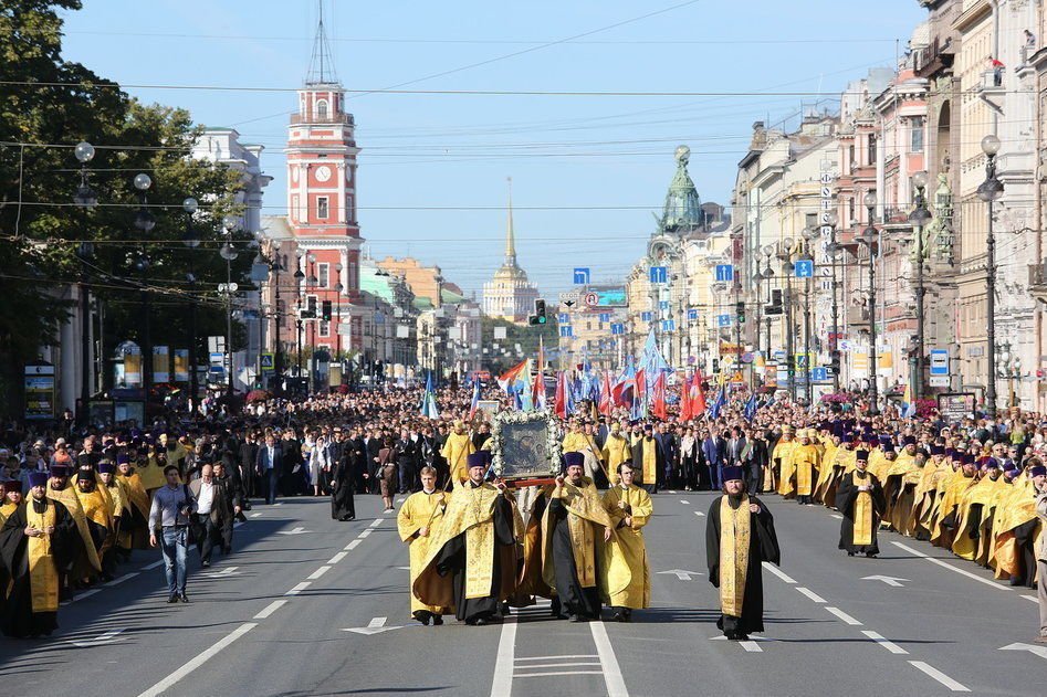 Десятки тысяч петербуржцев пройдут Крестным ходом по Невскому проспекту 