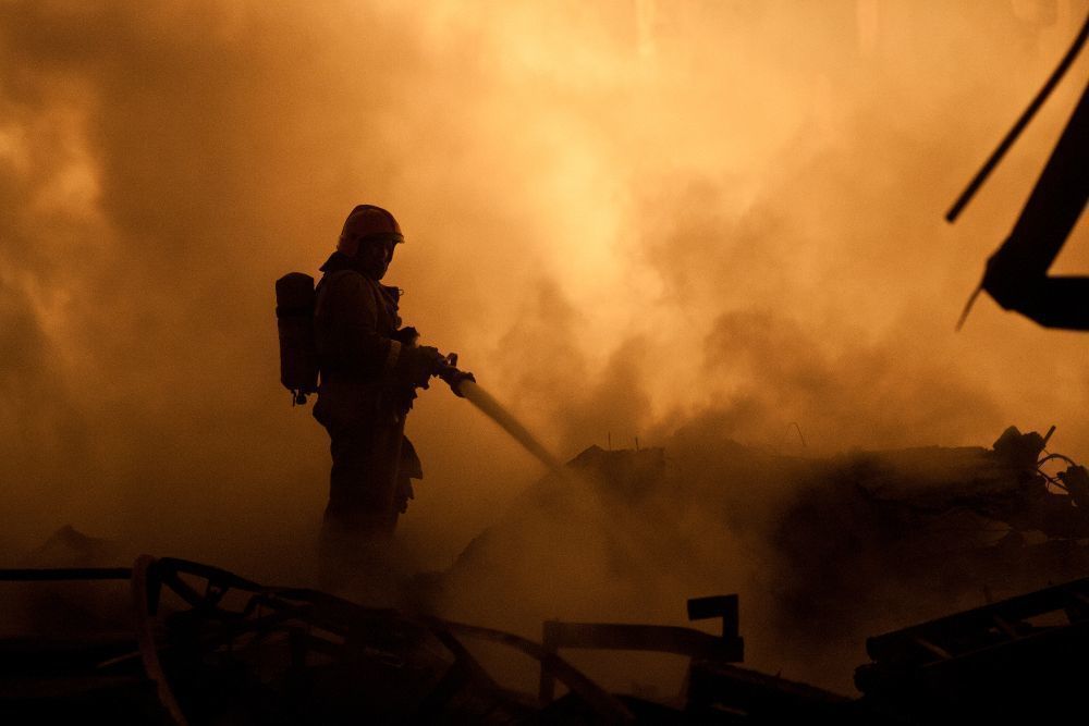 Огонь уничтожил магазин в Белоострове, пожар тушили 10 человек 