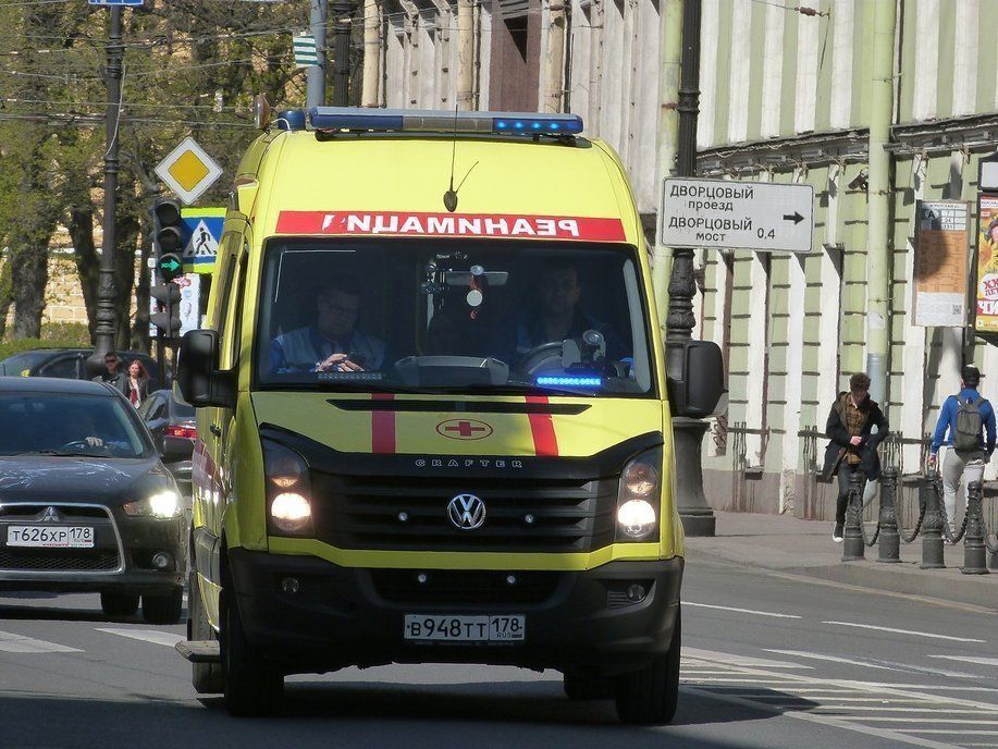 Три человека получили травмы в результате аварии в Приморском районе