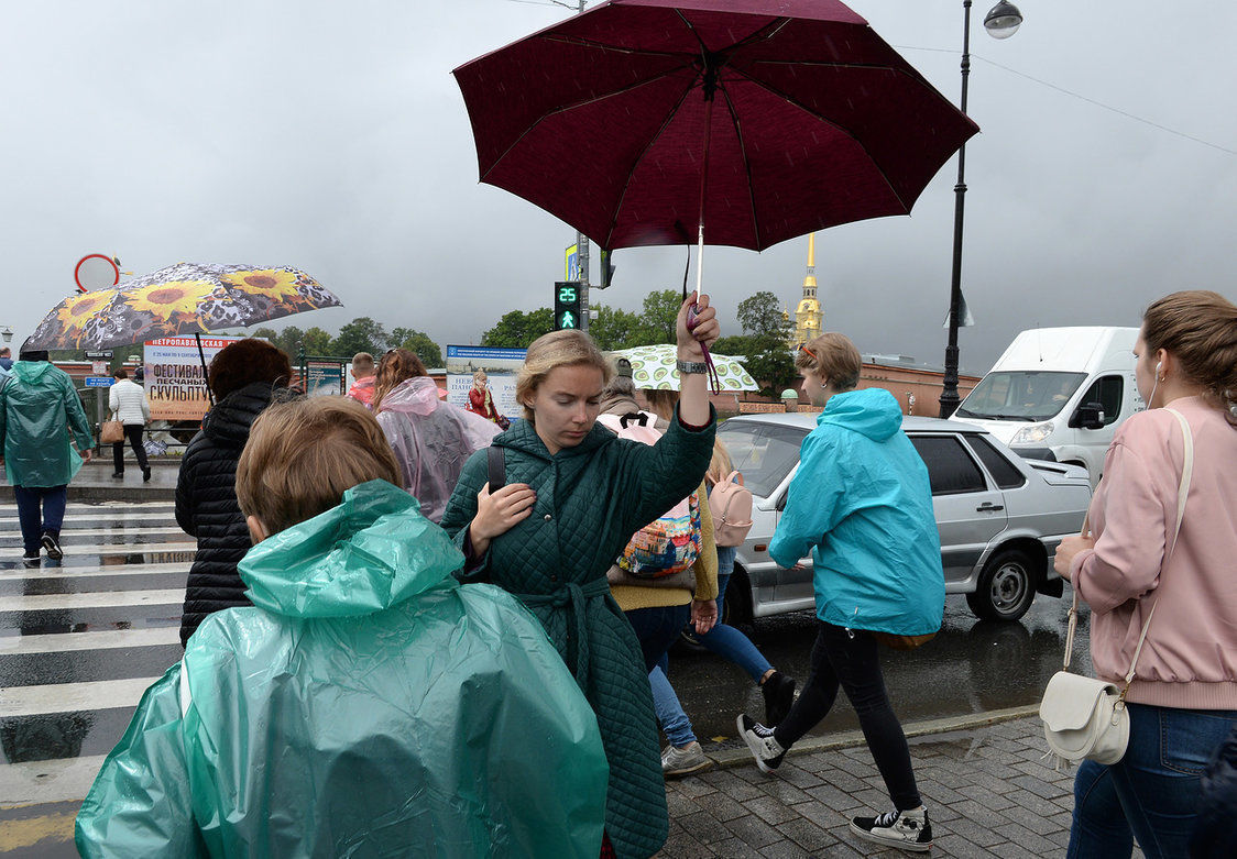 Рабочая неделя в Петербурге начнется с ливней и грозы