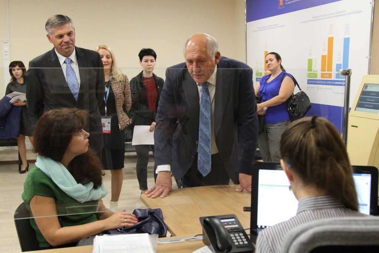 Вице-губернатор Санкт-Петербурга Александр Говорунов посетил новый центр оказания услуг.
