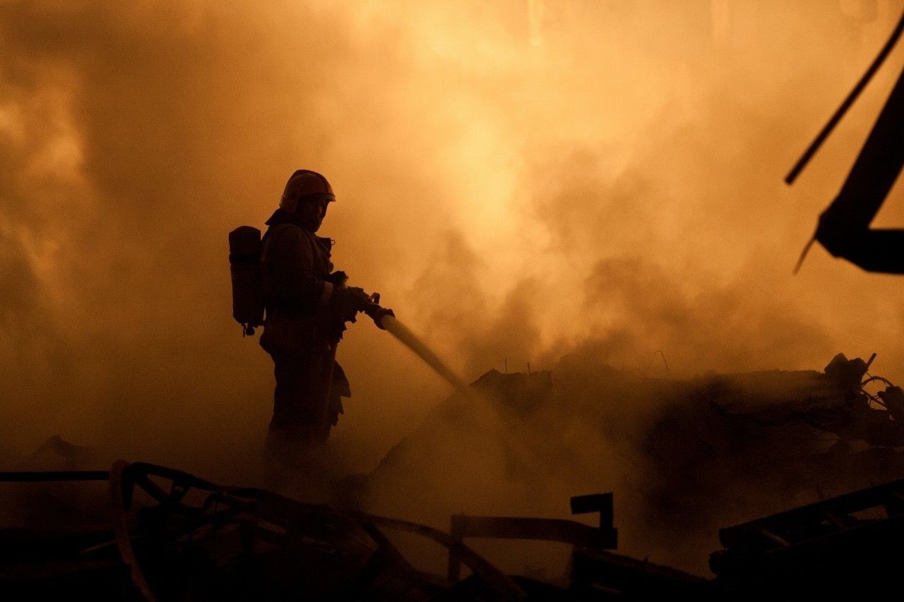 Крупный пожар в ангаре на Партизанской тушили 20 спасателей