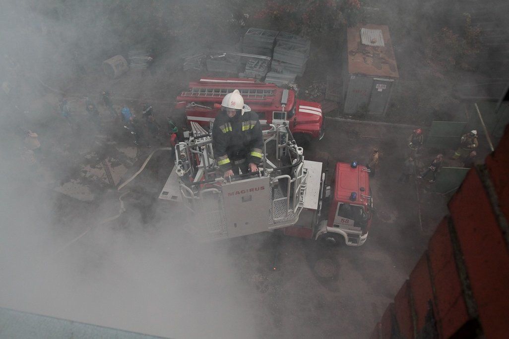 Из горящего дома на Конторской спасли 15 человек