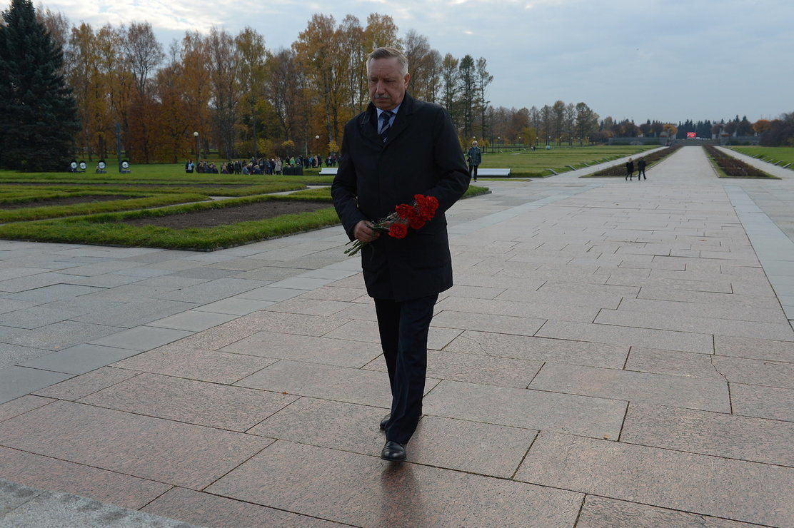 Беглов посетил Пискаревское мемориальное кладбище