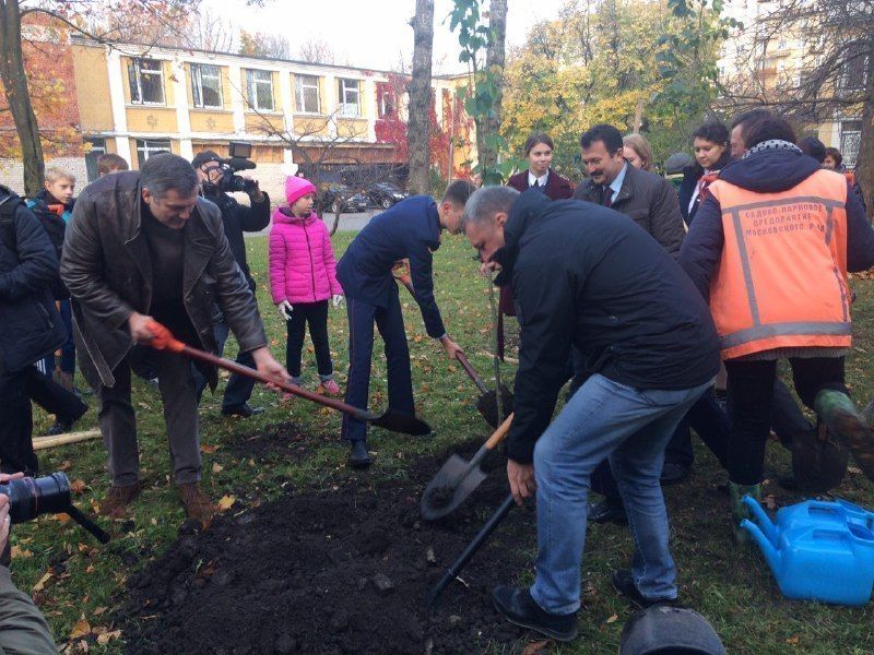 Игорь Албин принял участие в городском субботнике вместе с подопечными социального учреждения