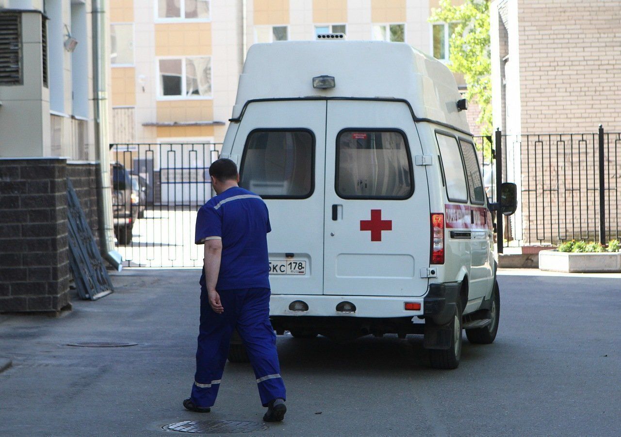 В Шушарах возле дома прохожие обнаружили труп подростка