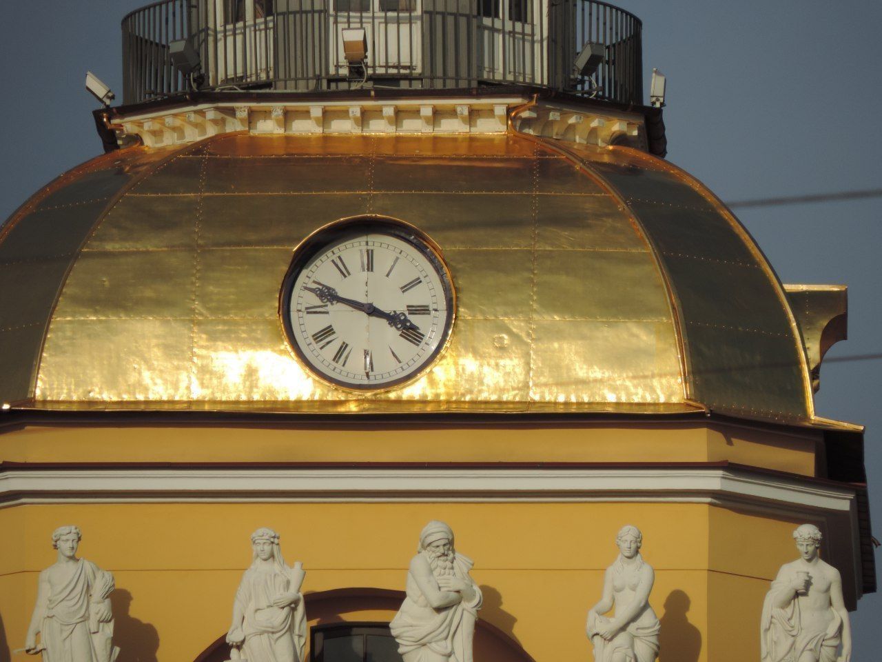 Часы на башне Адмиралтейства вновь встали