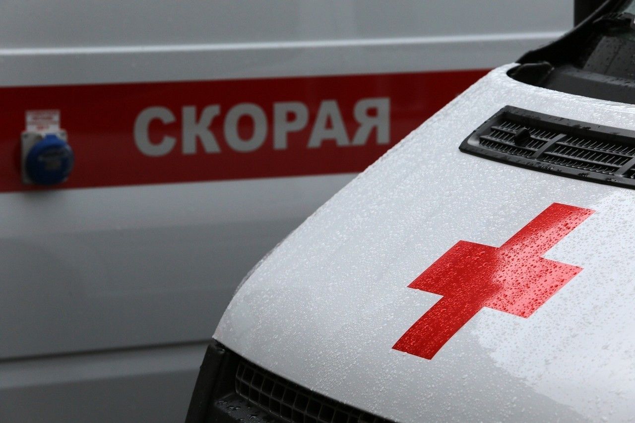 В Петербурге водитель скончался после наезда на бордюр