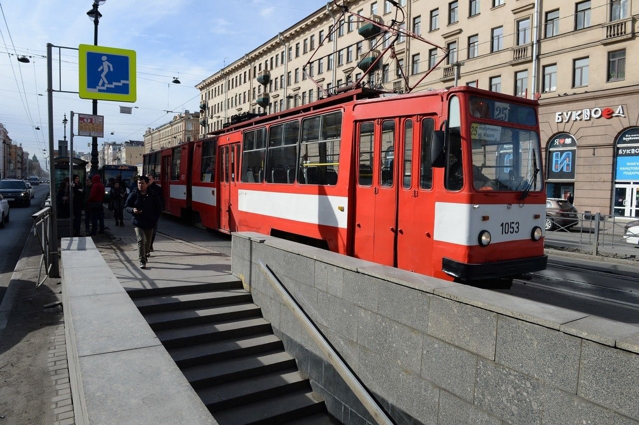 В Петербурге девушку сбил трамвай