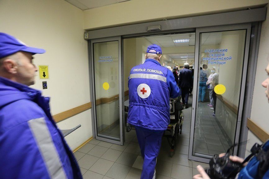В больницу Петродворцового района доставили изрезанного мужчину