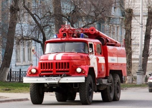 Девять спасателей тушили горящую квартиру на Стойкости