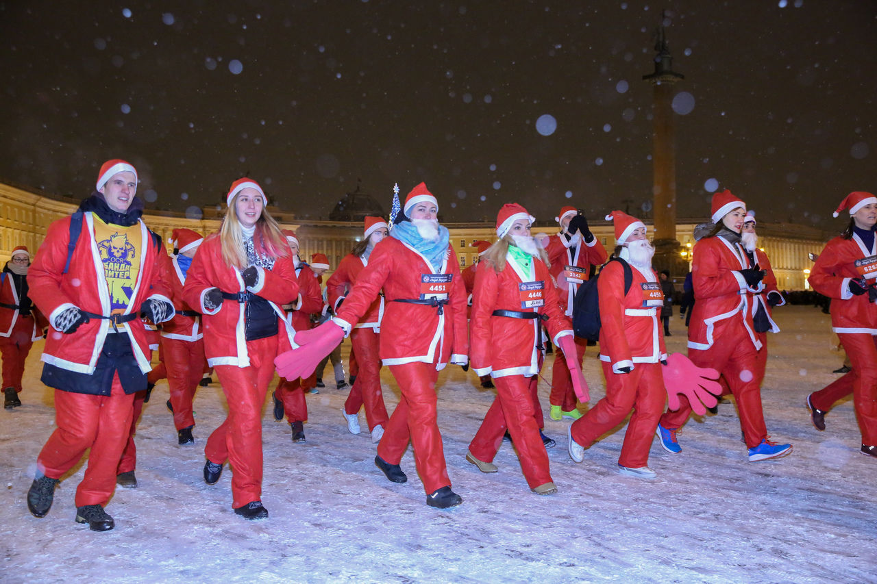 В Петербурге стартовал массовый забег Дедов Морозов 