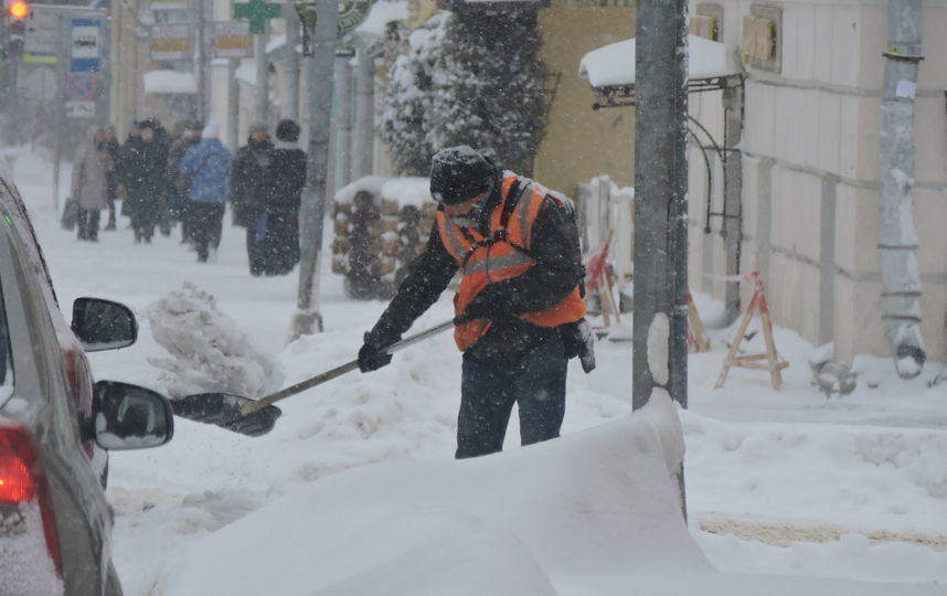 В Петербурге ликвидируют последствия ночного снегопада