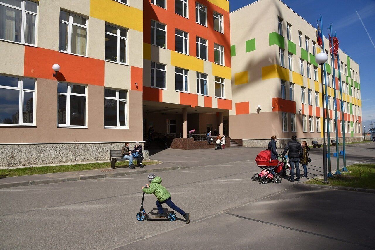 Александр Беглов предложил создать парковки у школ и детсадов