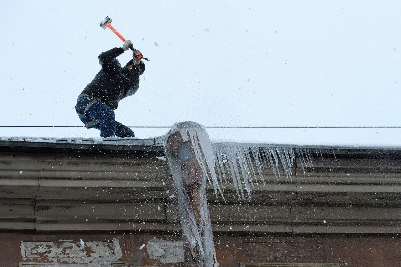 За каникулы в Петербурге очистили от снега более 800 крыш 