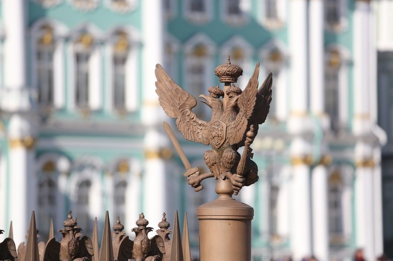 Полиция нашла, кто «забрал» двуглавого орла с Дворцовой площади 