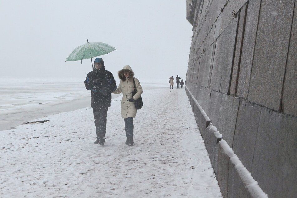 Снег, мокрый снег и метель ждут петербуржцев в начале выходных