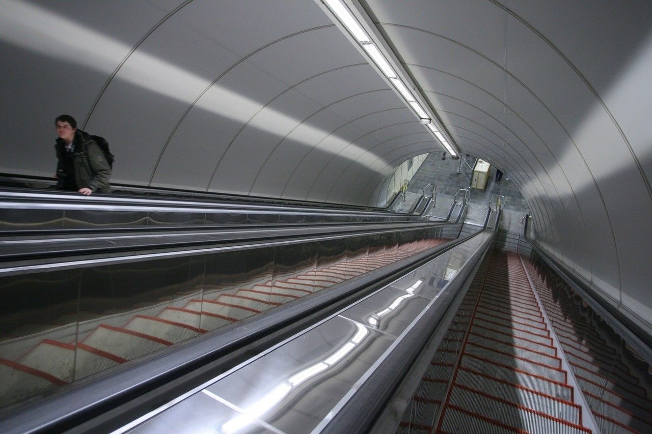 На станции метро «Невский проспект» начинается ремонт эскалатора 