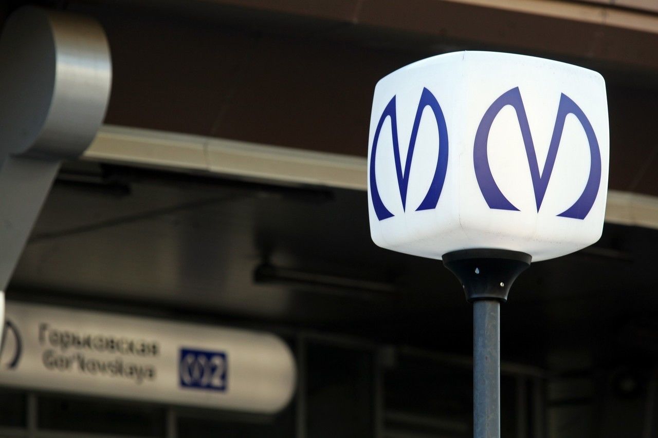 В метро рассказали, почему станции украшает синяя буква М 