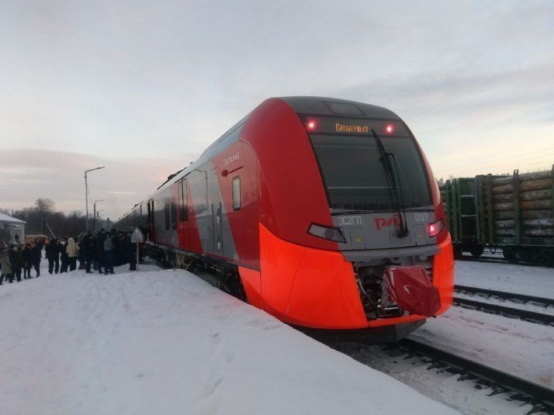 Поезд-«потеряшка» затормозил электрички под Петербургом