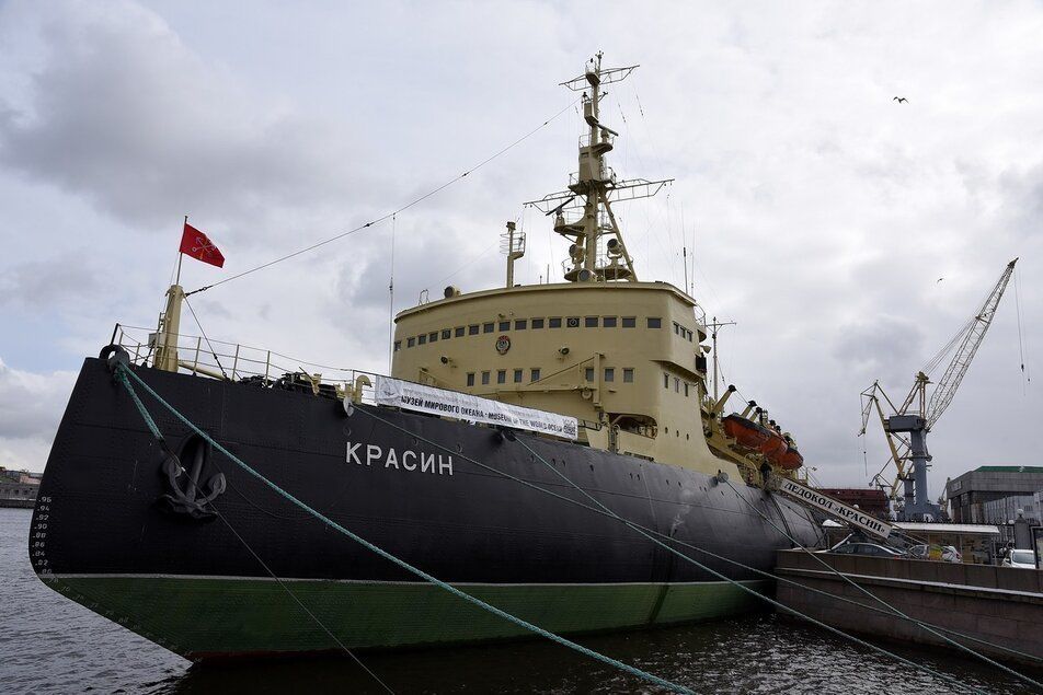 Депутаты ЗакСа просят списать долг за транспортный налог с ледокола «Красин»