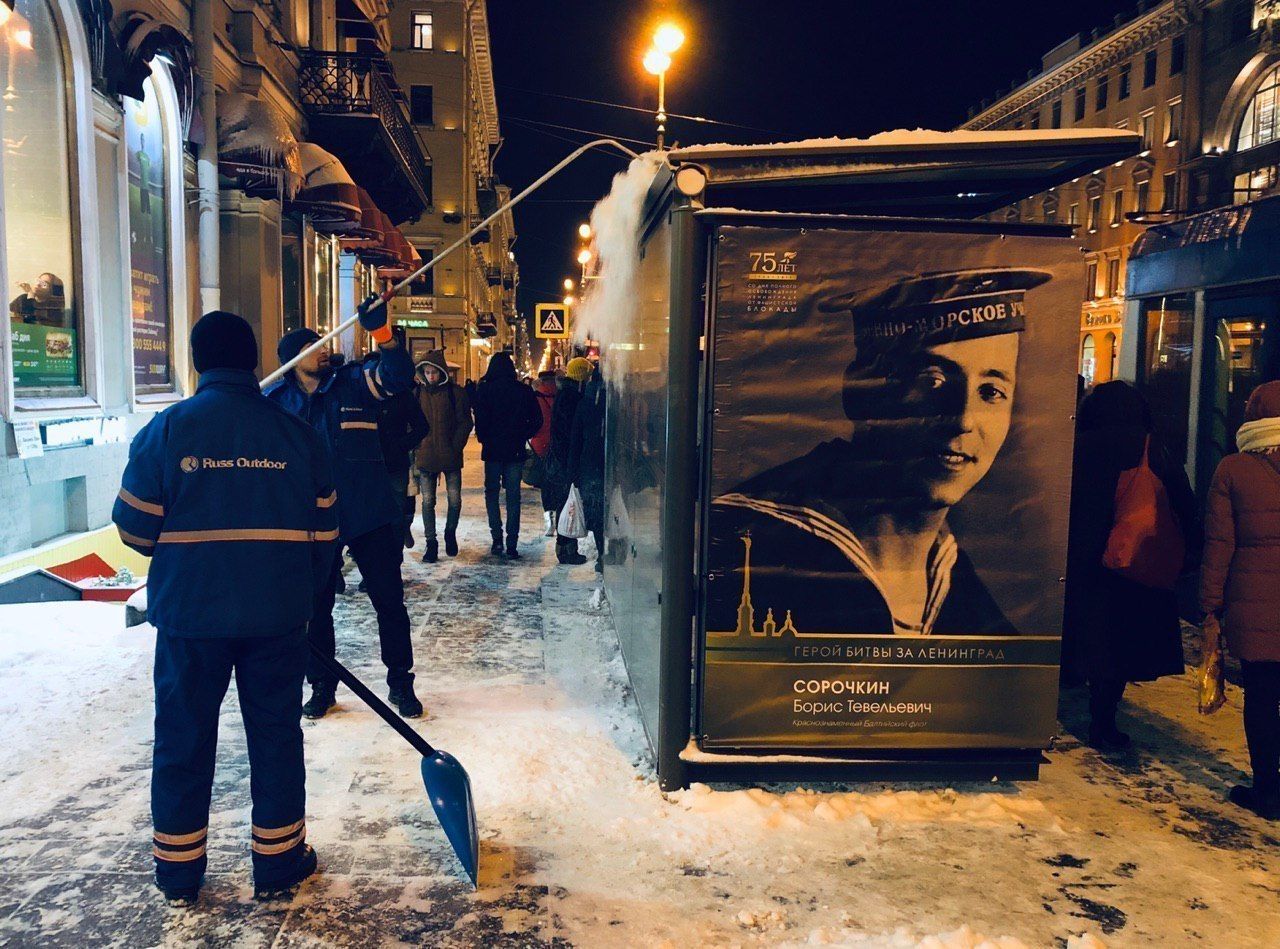 В Петербурге проверили, как рекламные агенства чистят от снега павильоны 