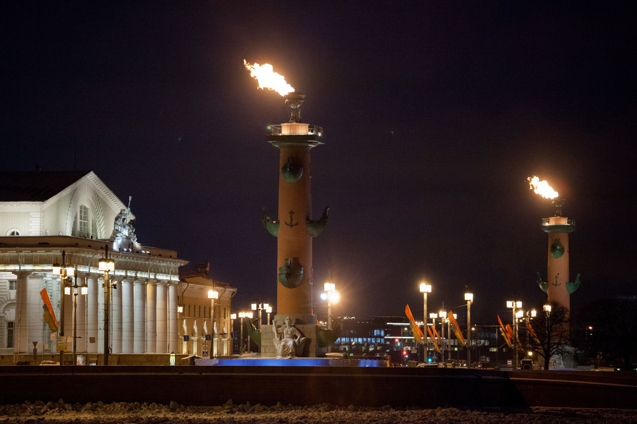 В память о блокаде в Петербурге зажглись Ростральные колонны