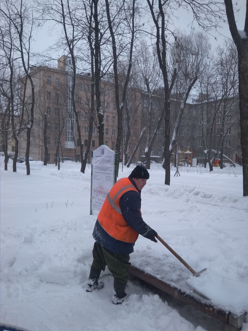 На Васильевском острове аномальная активность дворников испугала горожан