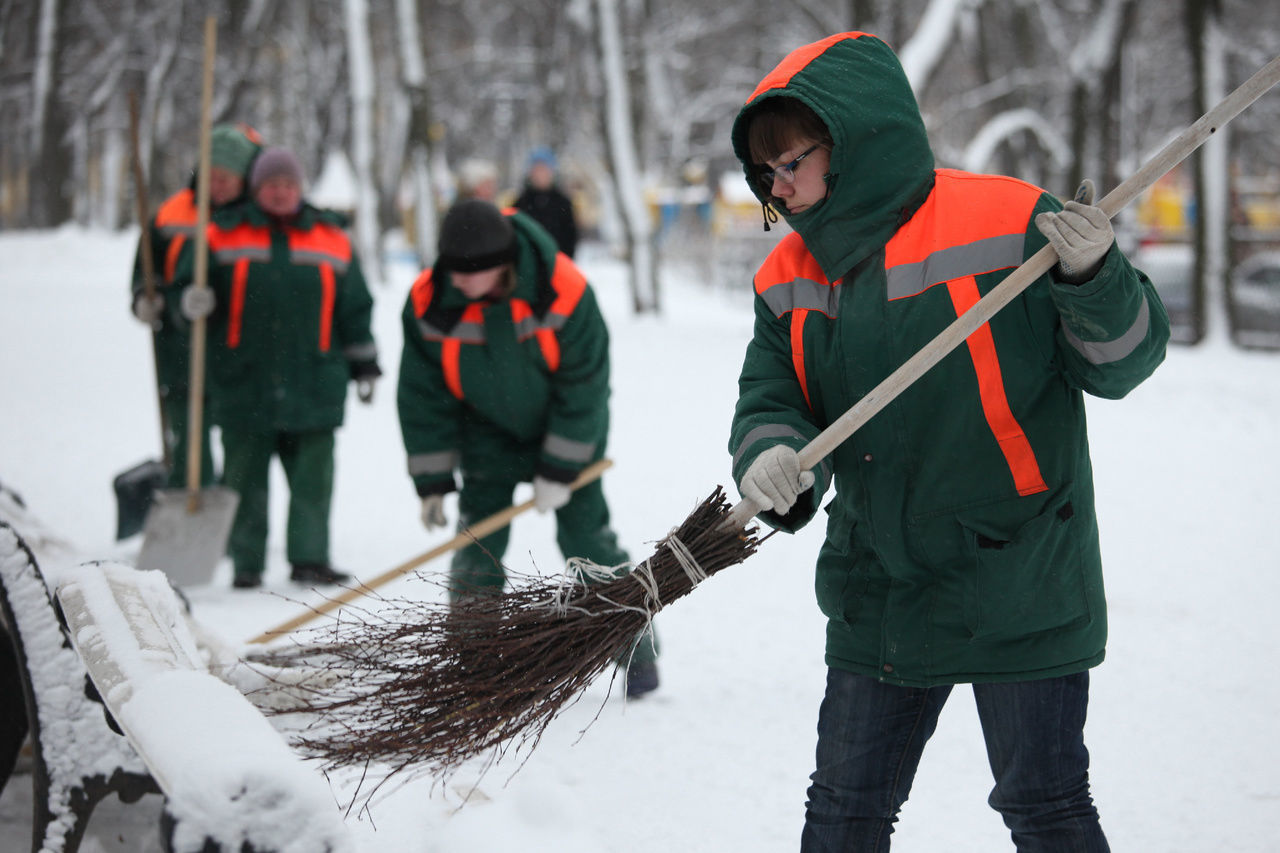 Убирать снег с улиц Петербурга помогут пожарные и спасатели 