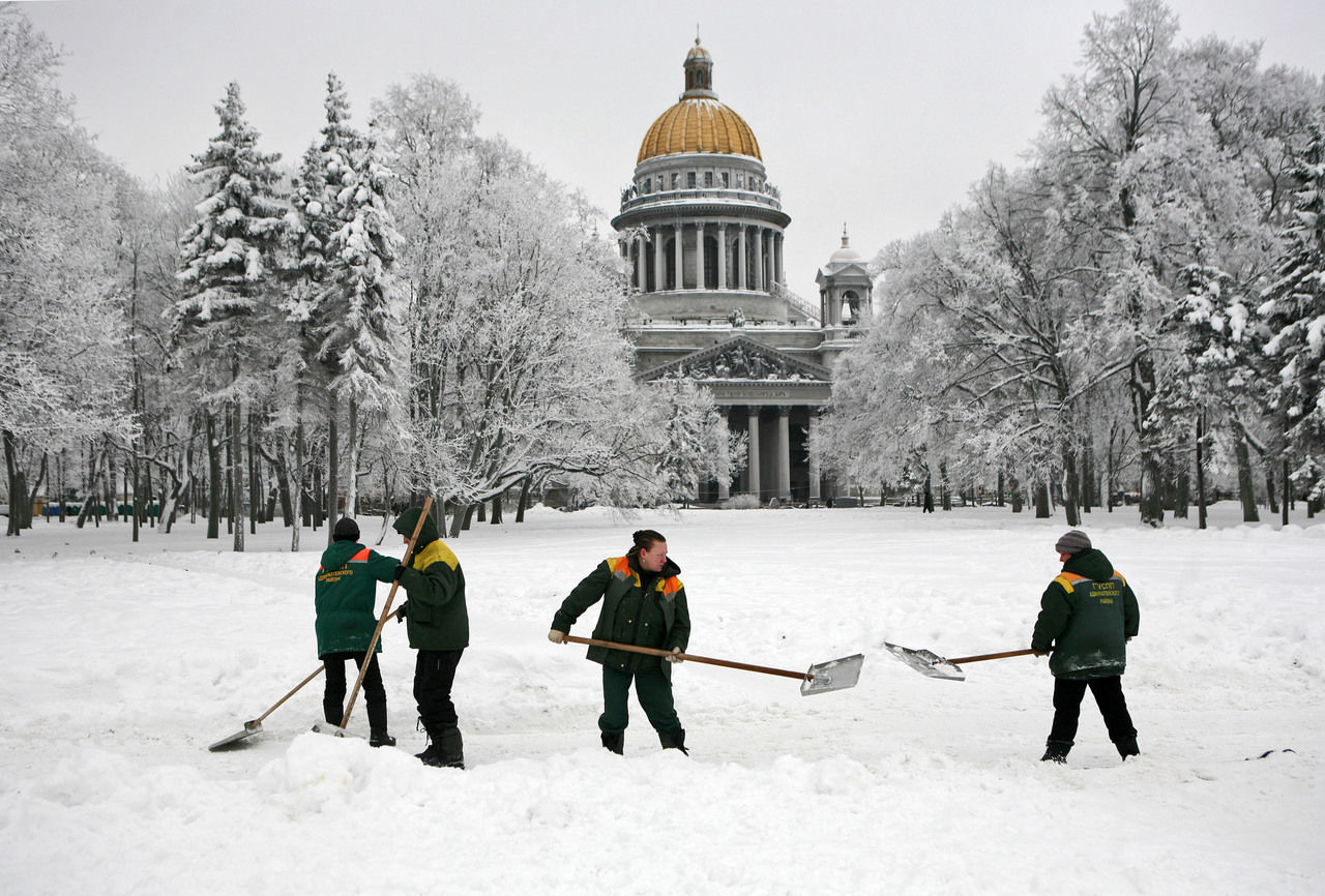 На уборку снега вышло правительство Петербурга 