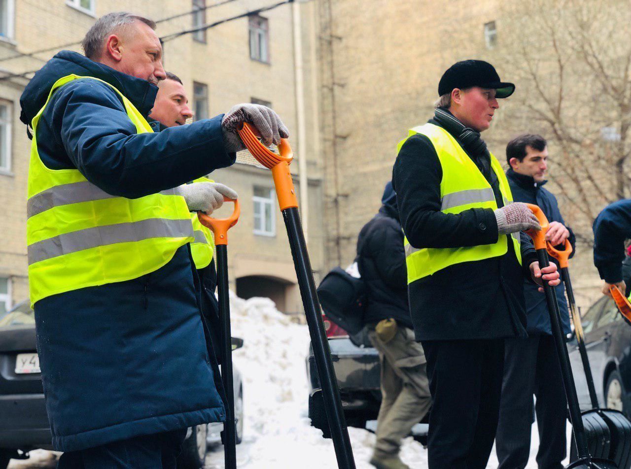 Александр Беглов взялся за лопату и начал убирать снег 